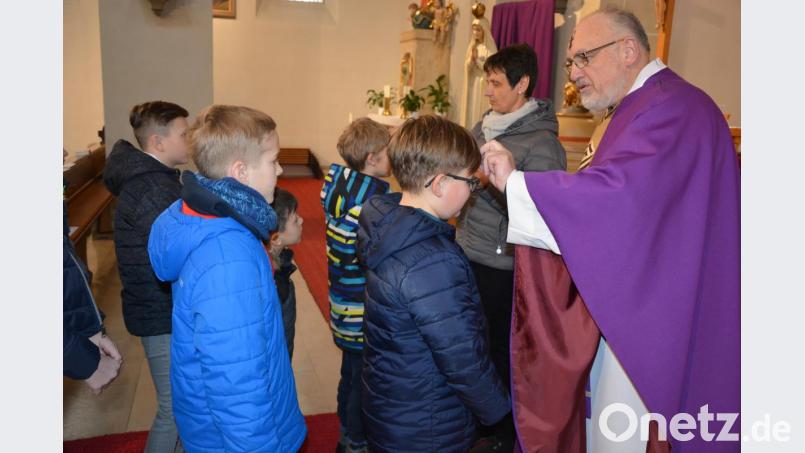 Stadtpfarrer Anton Witt und Mesnerin Helga Weiß zeichneten den Gottesdienstbesuchern am gestrigen Mittwochnachmittag ein Aschenkreuz auf die Stirn. Angezeigt wird mit diesem Symbol die Vergänglichkeit des Menschen. Bild: jr