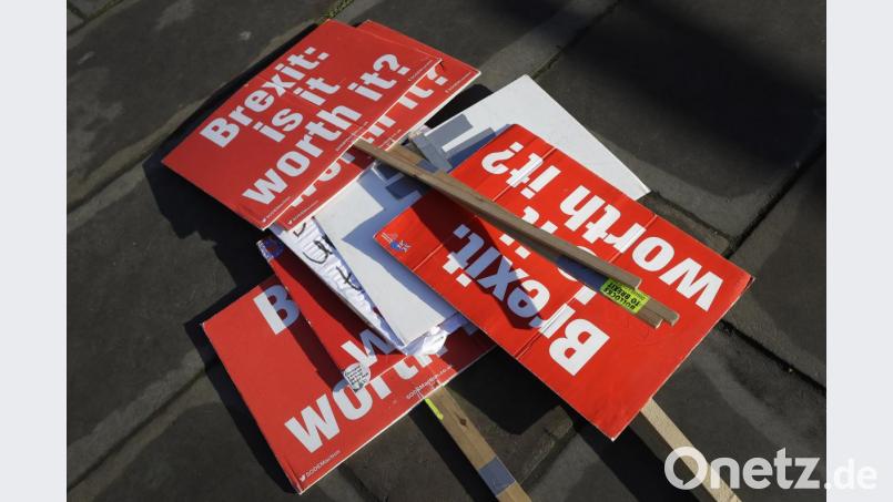 Anti-Brexit-Plakate liegen in der Nähe des Parlaments auf dem Boden. Bild: Kirsty Wigglesworth/AP/dpa
