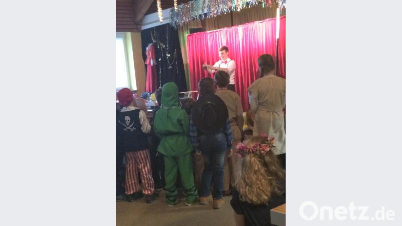 Kinderfasching in Speinshart: Marius Koslowski verzaubert Groß und Klein. Bild: rod