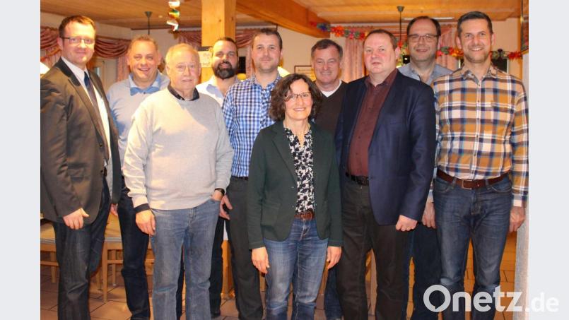 Klaus Strobel (Dritter von rechts) bleibt an der Spitze des CSU-Ortsverbands Etzelwang. Bild: paf