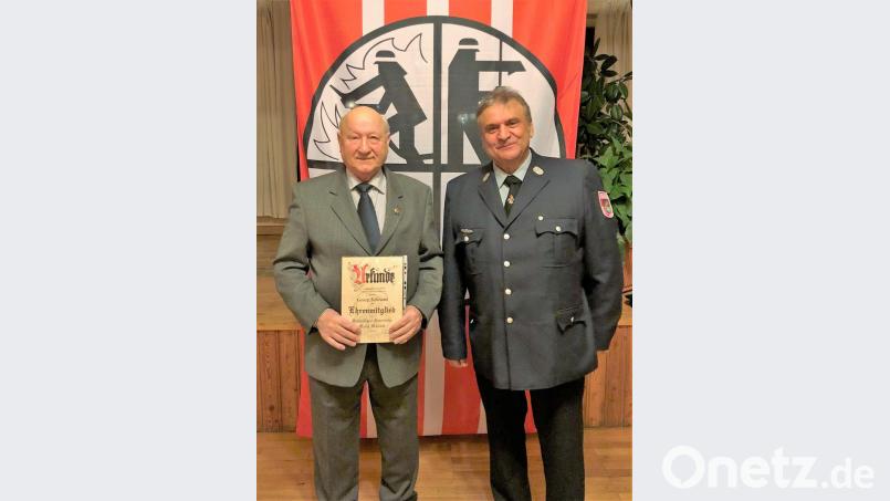 Vorsitzender Maximilian Pinzer (rechts) ernennt Georg Schraml zum Ehrenmitglied. Bild: hl