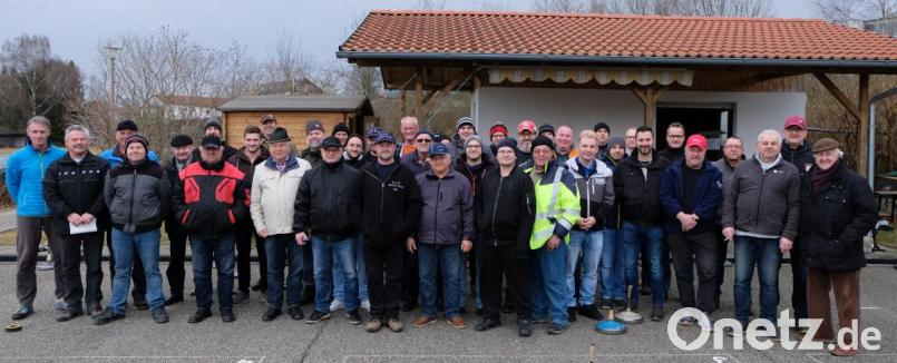 40 Eisstockkegler gehen am Rosenmontag auf der Asphaltbahn des TV Floß in der Neustädter Straße an den Start. Bild: le