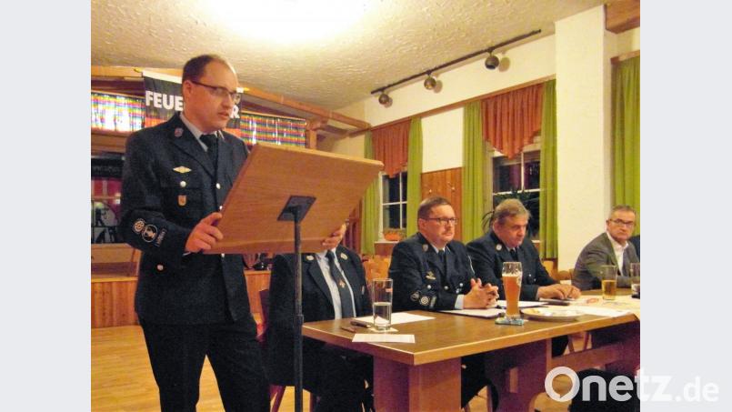 Kommandant Hans Birkner (am Rednerpult) mit dem neuen und dem bisherigen Vorsitzenden (Zweiter und Dritter von links) sowie Bürgermeister Werner Nickl. Bild: hl
