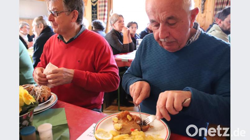 In gemütlicher Runde lässt sich der Fisch am Aschermittwoch in der urigen Hütte der Bergknappen besonders gut genießen. Bild: Thomas Dobler