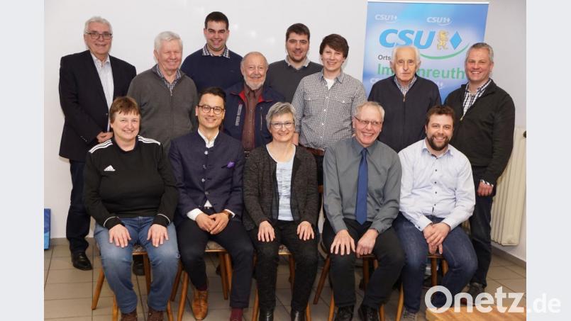 Die neue Führungsmannschaft des CSU-Ortsverbands (von links sitzend): Christina Dötterl, Bernhard Söllner, Maria Frauenholz, Lothar Porsch und Bernhard Schmid sowie (von links stehend) Josef Hecht, Albert Melzner, Andreas Popp, Heinrich Thurn, Christian Wolf, Johannes Frauenholz, Alois König und Matthias Melzner. Bild: bkr