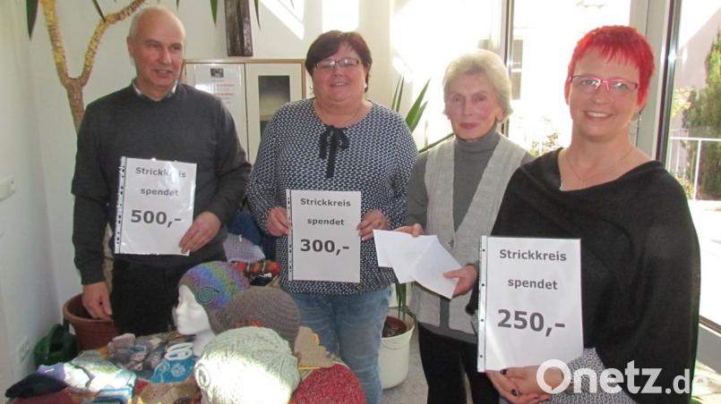 Die Spenden des Strickkreises sind gut angelegt, Bernhard Forster, Helga Dippel und Barbara Krauthahn freuen sich über die unerwarteten Zuwendungen. Waltraud Steinbrückner überreichte das Geld im Namen ihrer „Strickfrauen“. Bild: is