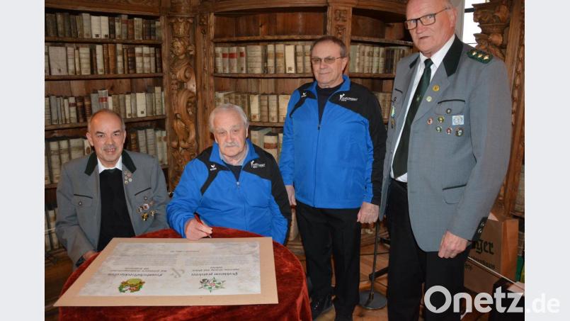 Im Bibliothekssaal des Klosters unterzeichnet worden ist die Partnerschafts-Deklaration. Von links Bernhard Prüfer, Petr Tarant, Jan Setka und Waldsassens Schützenmeister Alfred Koch. Die Urkunden werden künftig die Vereinsheime beider Vereine zieren. Bild: jr