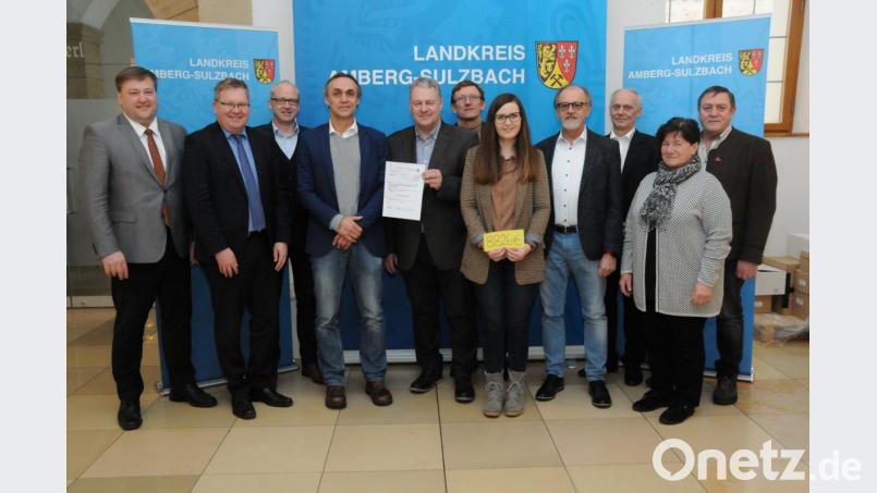 Bei der Übergabe des Leader-Förderbescheids (von links): Bürgermeister Stefan Braun (Kastl), Oberbürgermeister Michael Cerny (Amberg), Bürgermeister Bernhard Lindner (Hahnbach), Klimaschutzkoordinator Joachim Scheid, Landrat Richard Reisinger, Leader-Koordinator Hans-Michael Pilz, LAG-Managerin Katharina Schenk, Johann Schmalzl, Gerhard Gradl, Brigitte Trummer und Johann Weber. Bild: Michael Schröter