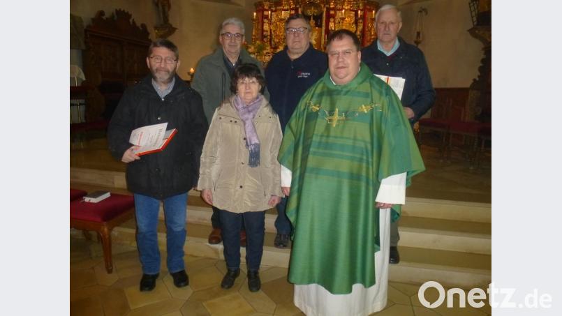 Pfarrer Markus Urban verabschiedete die ausscheidenden Mitglieder der Kirchenverwaltungen aus zwei Pfarreien und dankte ihnen für ihre ehrenamtliche Tätigkeit. Bild: mad