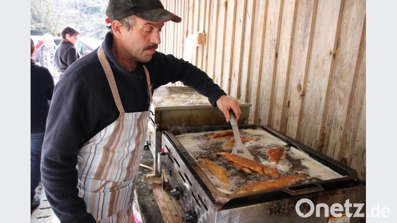 Kaum Pausen konnte sich Thomas Humbs gönnen, da um die Mittagszeit die Nachfrage nach den Fischen aus seiner Friteuse enorm war. Bild: Thomas Dobler