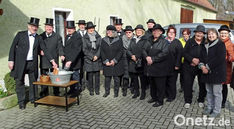 Eine illustre Trauergemeinde pflegte die Tradition des Geldbeutelwaschens an der Höslbräu-Schänke in Rothenstadt am Aschermittwoch. Günther Mayer (links) hielt die Trauerrede. Bild: Dobmeier