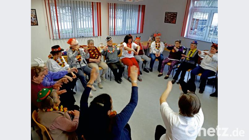 „Auf und nieder, immer wieder“ und verstärktes Schunkeln waren die Übungen bei der Faschingsgymnastik. Bild: ow