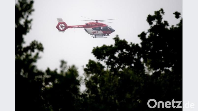 Ein Rettungshubschrauber fliegt durch die Luft. Foto: Bild: Julian Stratenschulte