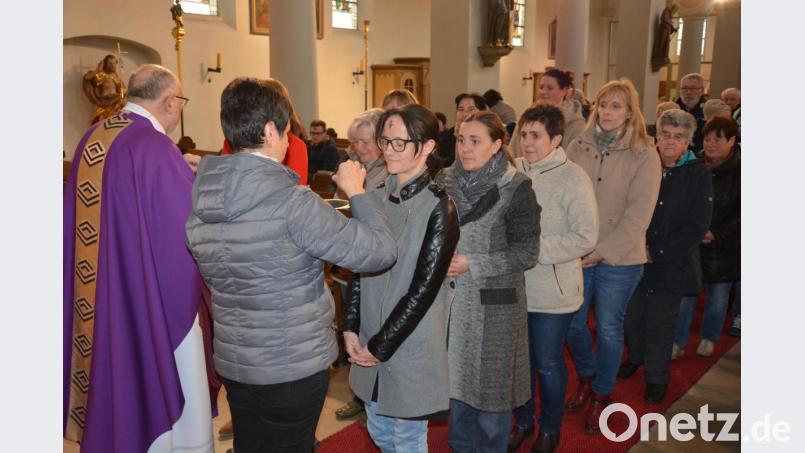 Stadtpfarrer Anton Witt und Mesnerin Helga Weiß zeichneten den Gottesdienstbesuchern am gestrigen Mittwochnachmittag ein Aschenkreuz auf die Stirn. Angezeigt wird mit diesem Symbol die Vergänglichkeit des Menschen. Bild: jr