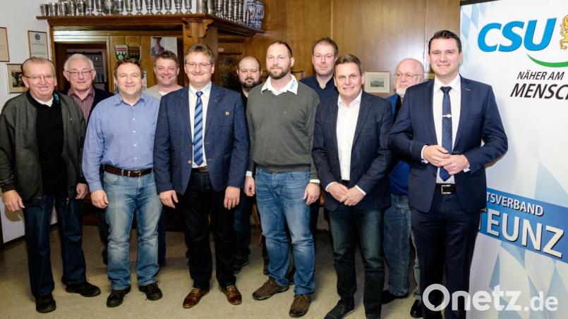 Das neue Vorstandsteam um Vorsitzenden Adolf Hammer (Fünfter von rechts) mit Stellvertreter Werner Gabler (rechts daneben) und Kassier Gerhard Haberl (Dritter von links) und Schriftführer Martin Heinrich (vierter von rechts) zusammen mit den Beisitzern und Landrat Thomas Ebeling (rechts). Bild: tkr