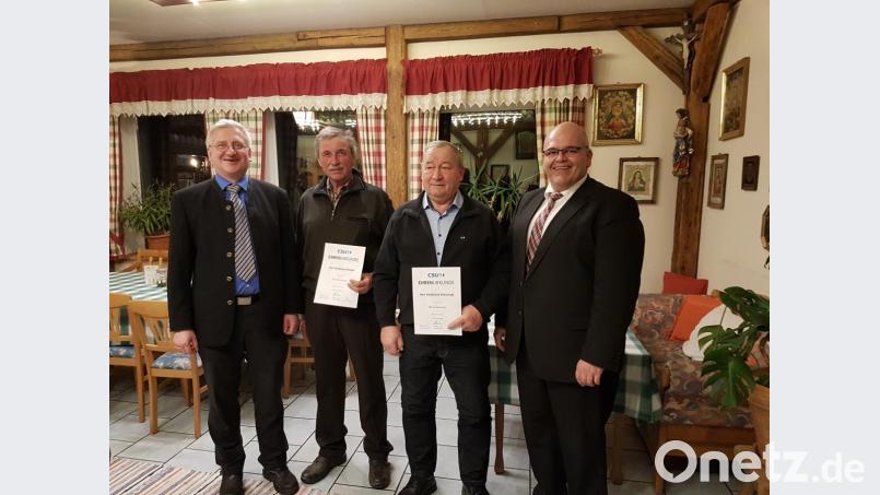 Der stellv. CSU-Kreisvorsitzende Johannes Reger (links) und Bürgermeister Klaus Meyer (rechts) zeichneten Ferdinand Köstler und Ferdinand Scharnagl für langjährige Mitgliedschaft aus Bild: enz