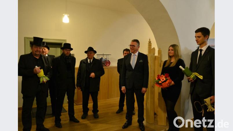 Schlüsselrückgabe im Rathaus Tirschenreuth mit der FG Tursiana und Bürgermeister Franz Stahl. Bild: szl