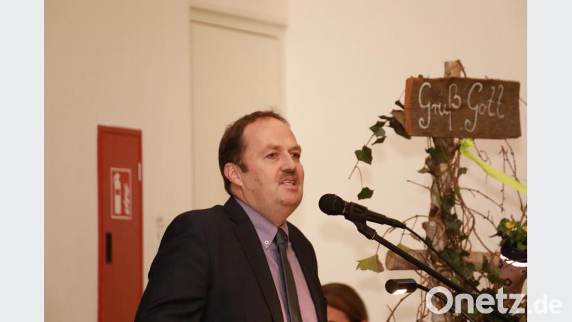 Bezirksvorsitzender Franz Roider bei seinem Grußwort. Bild: njn