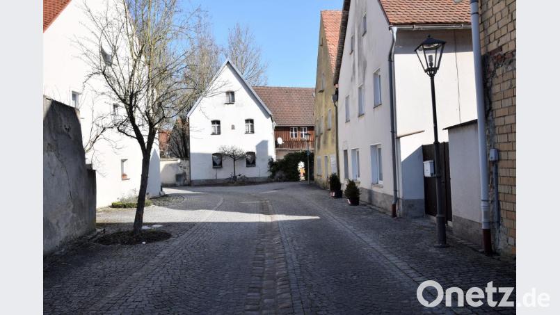 Die Hammerstraße ist die einzige Zufahrt zum Hammerschlossareal samt Schlosstadel. Die Veranstaltungen sind mehr geworden und damit auch das Parkproblem. Dem wird jetzt der Markt Schmidmühlen gegensteuern. Gedacht ist unter anderem an ein einseitiges Halteverbot. Bild: bö