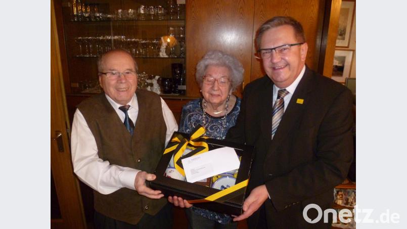 Ein Geschenk des Oberbürgermeisters überreicht Bürgermeister Martin Preuß an Günter und Elisabeth Marquardt. Bild: usc