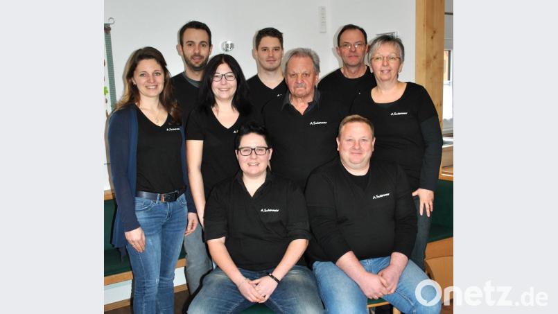 Die "Schönauer" gründeten einen Dorfverein mit der Vorsitzenden Silvia Weinfurtner (vorne links) und ihrem Stellvertreter Gottfried Tischler (vorne rechts) an der Spitze. Bild: Hirsch