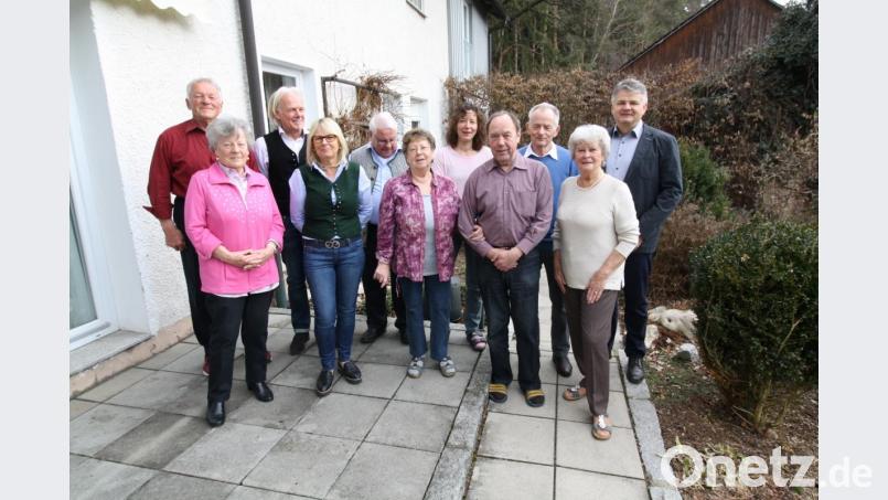 Im Kreise vieler Verwandter und Freunde feierte Kaspar Nettesheim (Vierter von rechts) seinen 80. Geburtstag. Für die Gemeinde Trabitz gratulierte zweiter Bürgermeister Franz Groß (rechts), für die Pfarreiengemeinschaft Pressath Pfarrer Edmund Prechtl (nicht auf dem Bild). Bild: bjp