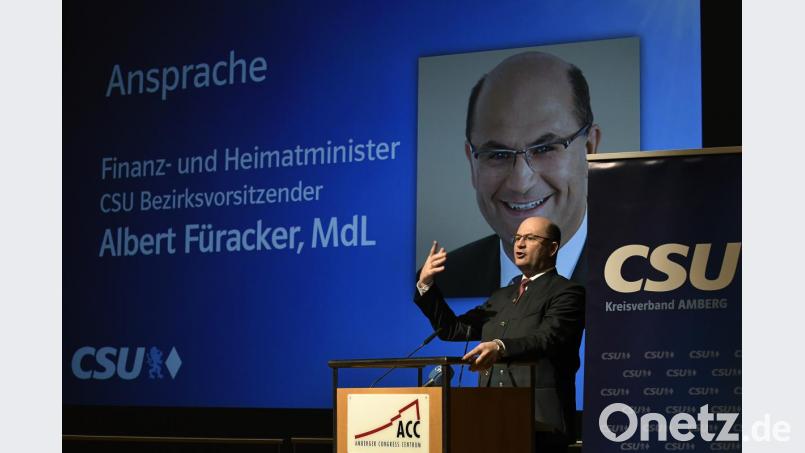 Bayerns Finanz- und Heimatminister Albert Füracker war Hauptredner beim politischen Aschermittwoch der Amberger CSU im ACC. Bild: Petra Hartl