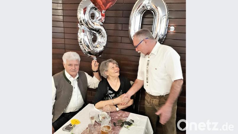 Ehemann Erich (von links) feiert mit Jubilarin Magda Gallitzendorfer und Klaus Leipold. Bild: zer