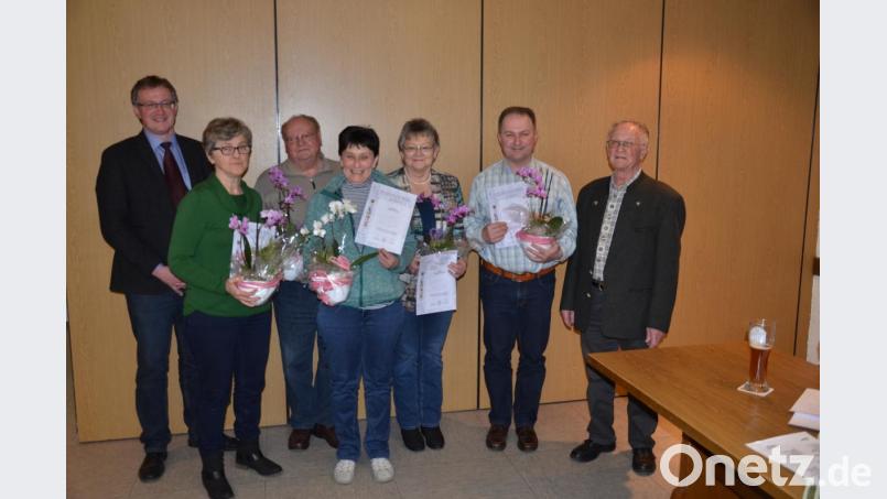 OGV-Vorsitzender Adolf Kristel (rechts) und zweiter Bürgermeister Franz Grabinger (links) zeichneten die Vereinsjubilare Angela Herrmann, Rudolf Pflamminger, Edith Kristel, Maria Herrmann und Reiner Kristel (von links nach rechts) aus. Bild: ga