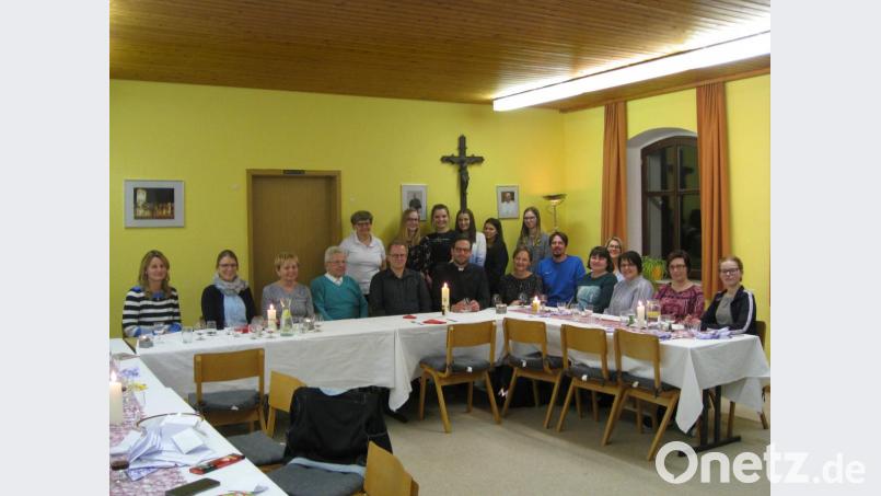 Unter dem Motto „Heiligendinner“ kochen Mitglieder des Poppenrichter Jugendvesperteams Gerichte aus Ländern, in denen bestimmte Heilige besonders populär sind. Bild: exb