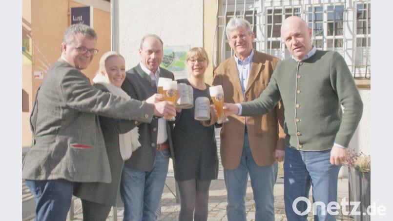 Bürgermeister Martin Birner, Touristikerin Ulrike Meixner, Verkaufsleiter Markus Lernbecher, Vertriebsmitarbeiterin Anna Mehringer, der neue Festwirt Jürgen Schützenmeier und Brauer Marcus Jacob (von links). Bild: agr