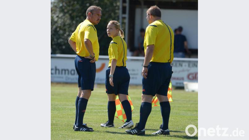 Drei leiten ein Fußballspiel. Das muss nicht immer so bleiben. Denn falls in der Gruppe Amberg der Nachwuchs ausbleibt, können Spiele nicht mehr besetzt werden. Bild: ref
