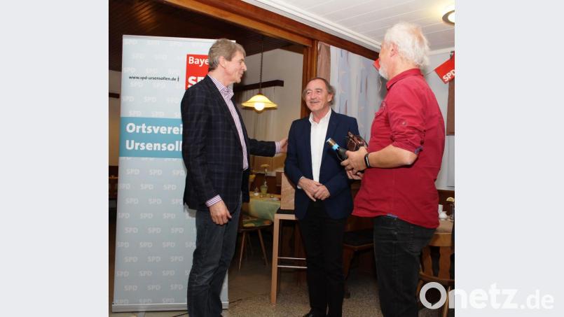 SPD-Bezirksvorsitzender Franz Schindler (Mitte) beim Politischen Aschermittwoch in Ursensollen. Bild: Norbert Mitlmeier/exb