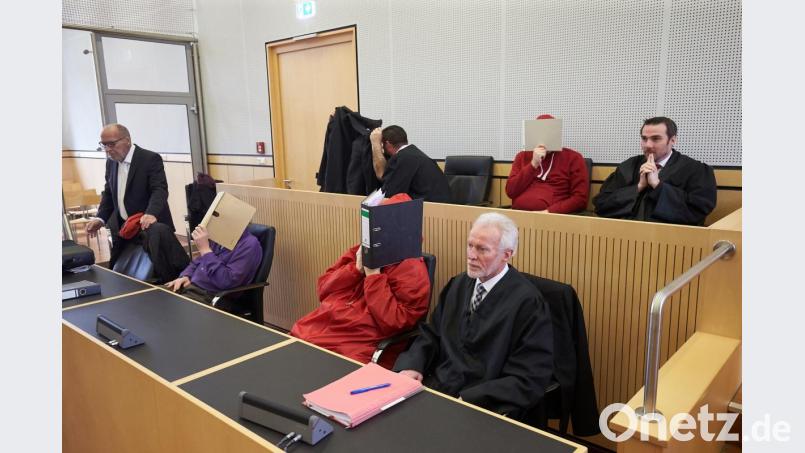 Im Landgericht Limburg verbergen die Angeklagten vor der Urteilsverkündung ihre Gesichter. Bild: Thomas Frey