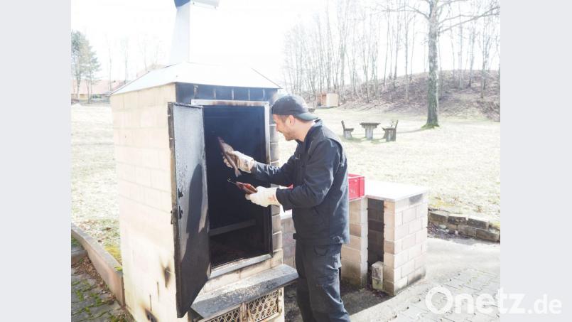 Die Mitglieder des Fischereivereins bereiteten interessierten Gästen am Grill und an der Räucherkammer eine traditionelle Fastenspeise zu. Bild: gz