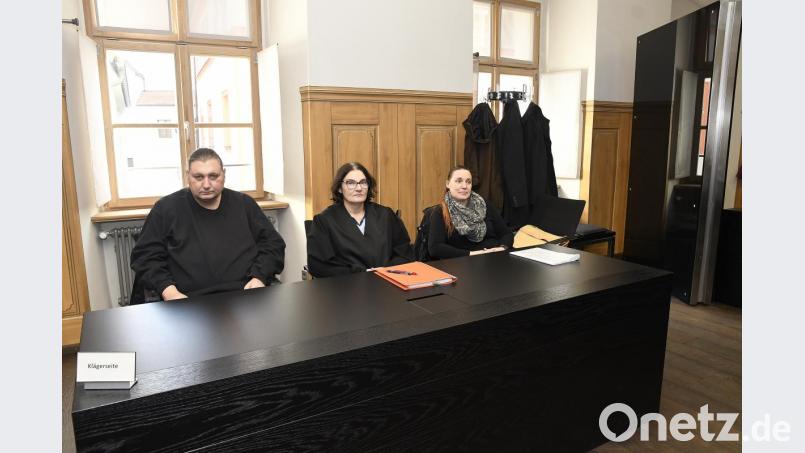 Bei der Verhandlung am 13. Februar saß Mike Fiedler noch neben seiner Rechtsanwältin Deniz Ciyiltepe-Pilarsky (Mitte) und seiner Frau Tina im Gerichtssaal. Doch auch nach seinem Tod kann der Prozess weitergehen, selbst wenn jetzt eine Aussetzung des Verfahrens beantragt ist. Bild: Petra Hartl