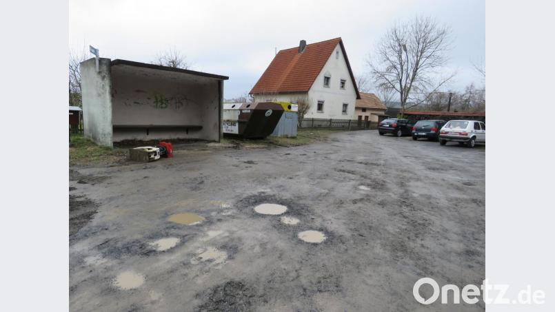 Der Bushalteplatz für die Schulkinder - eine matschige Angelegenheit. Bild: ubb