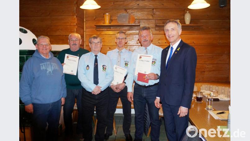 Langjährige Mitglieder der Ammerthaler Reservisten werden ausgezeichnet (von links): Zweiter Bürgermeister Hans Lang, Siegfried Birner, Vorsitzender Peter Friedrichs, Hermann Bauer, Georg Paulus und Kreisvorsitzender Bertram Gebhard. Bild: oe