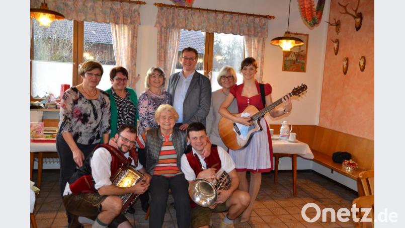 Die Geschwister Baier und die Kirchberger-Nichten gratulierten zusammen mit Zweitem Bürgermeister Franz Grabinger (hintere Reihe Dritter von rechts) dem rüstigen Unterauerbacher Urgestein Berta Reichert (vorne Mitte) zum 90. Geburtstag. Bild: ga