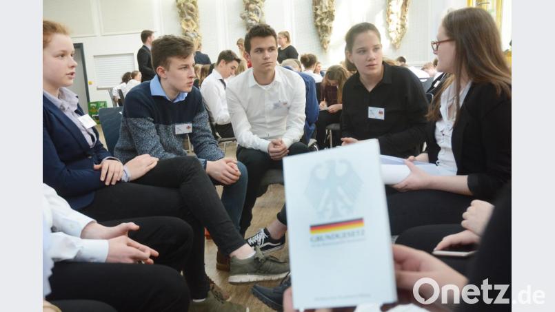 Die Jugendlichen diskutierten in ihrer Fraktion über fiktive Gesetzentwürfe wie beispielsweise ein Barrierefreiheitsgesetz oder ein Gesetz zur Erhöhung des Mindestalters für legalen Alkoholkonsum. Bild: Gabi Schönberger