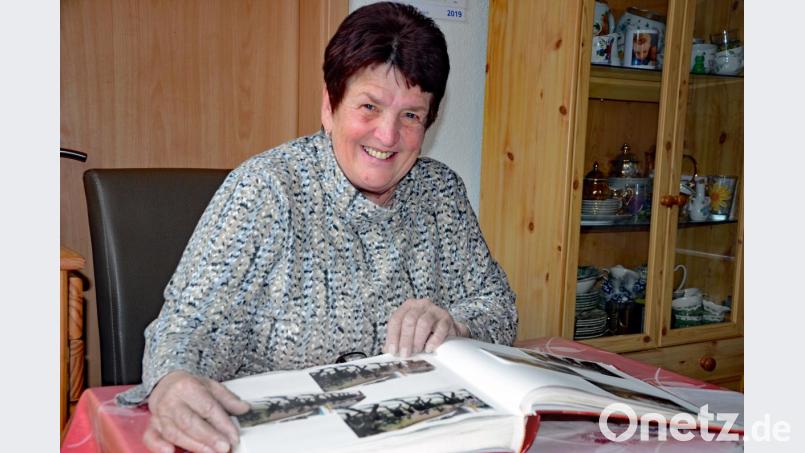 In einem Fotoalbum hat die 63-jährige Herta Obermeier ihre Erinnerungen an die Feuerwehr gesammelt. Im Januar gab sie nach zwölf Jahre das Amt der Zweiten Vorsitzenden bei den Floriansjüngern ab. Bild: spw