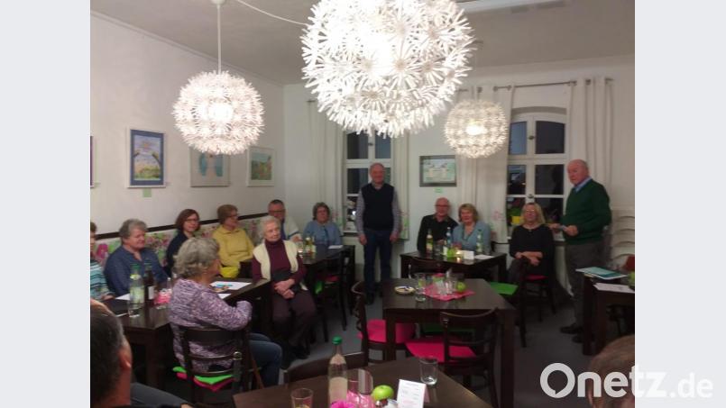 „Die Beschwerden werden abends und nachts schlimmer, nehmen in Ruhe zu und können durch Bewegung gebessert werden“ berichteten Herbert Konrad und Peter Ilchmann (hinten stehend von links) von der RLS Selbsthilfegruppe Weiden. Bild: jzk