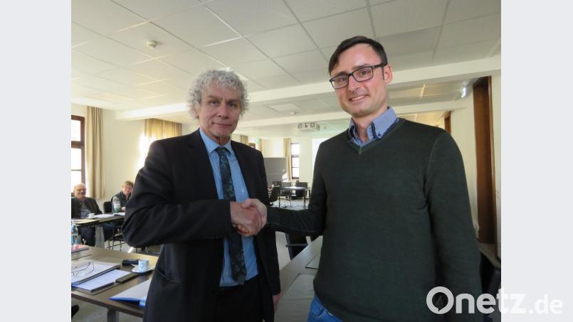 Landrat Wolfgang Lippert stellte David Runschke (von links) als den neuen Integrationslotsen am Landratsamt vor. Runschke ist Ansprechpartner für die ehrenamtlichen Integrationshelfer.. Bild: ubb