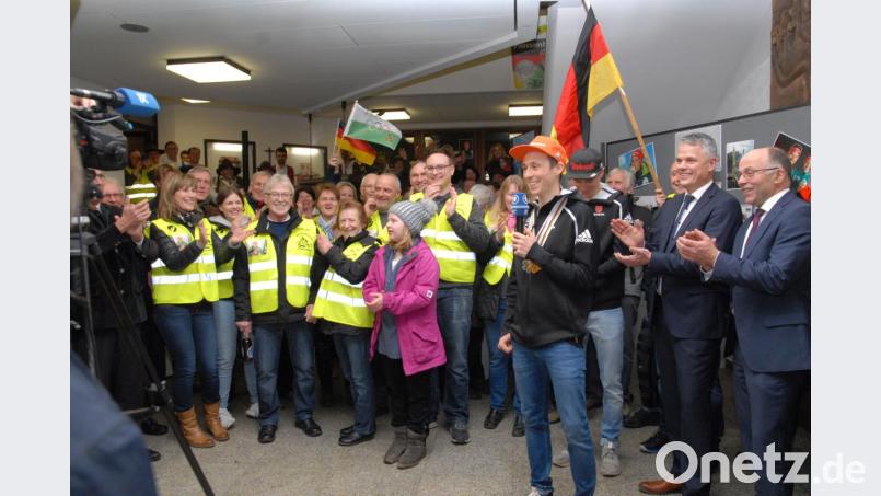 Später wurde Eric Frenzel auch noch live in die Abendschau des Bayerischen Rundfunks geschalten. Seine Fans und Bürgermeister Thomas Meiler (Zweiter von links) feierten auch da "ihren Eric". Bild: gb
