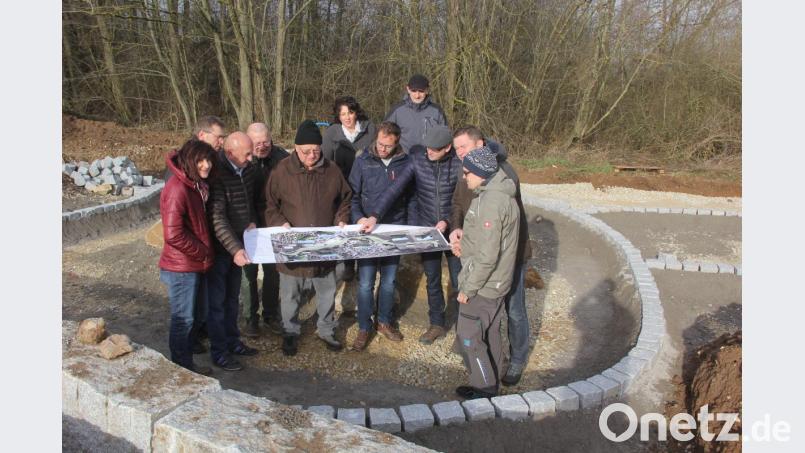 Bürgermeister Bernhard Lindner (Dritter von rechts) erläutert den CSU-Gemeinderäten anhand der Planungsunterlagen den Stand der Arbeiten auf der Gockelwiese. Bild: ibj