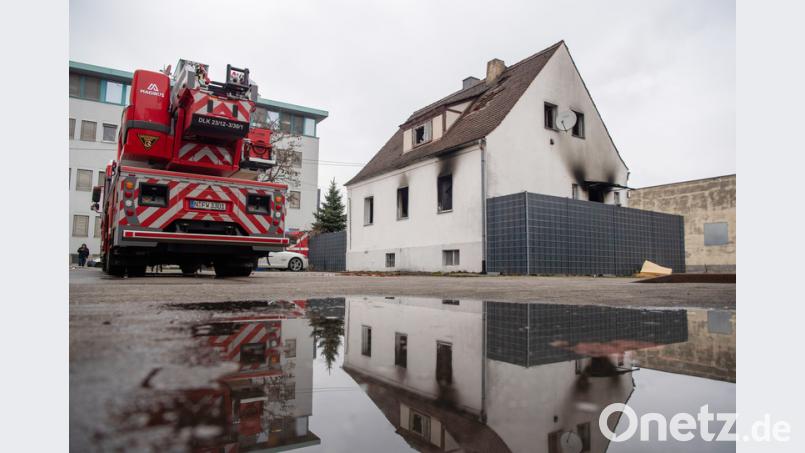Für fünf Menschen kommt bei einem Feuer in einem Wohnhaus in Nürnberg jede Hilfe zu spät. Bild: Lino Mirgeler/dpa