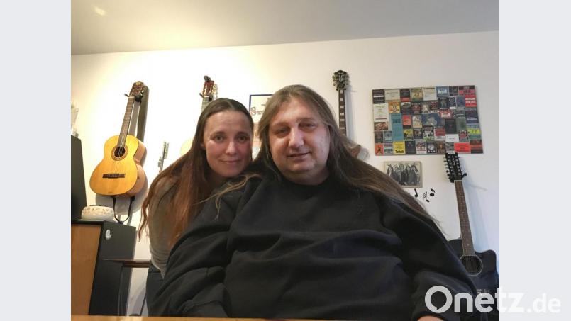 Mike und Tina Fiedler im Januar. Damals hat der Musiker – bekannt von der Band Striker – der Amberger Zeitung seine Leidensgeschichte erzählt. Bild: roa