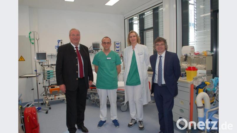 Die neue zentrale Notaufnahme stellten (von links) Bezirkstagspräsident Franz Löffler, Stationsleiter Alexander Klemz, die leitende Oberärztin Dr. Dagmar Steffling und Medbo-Chef Helmut Hausner vor. Bild: gib