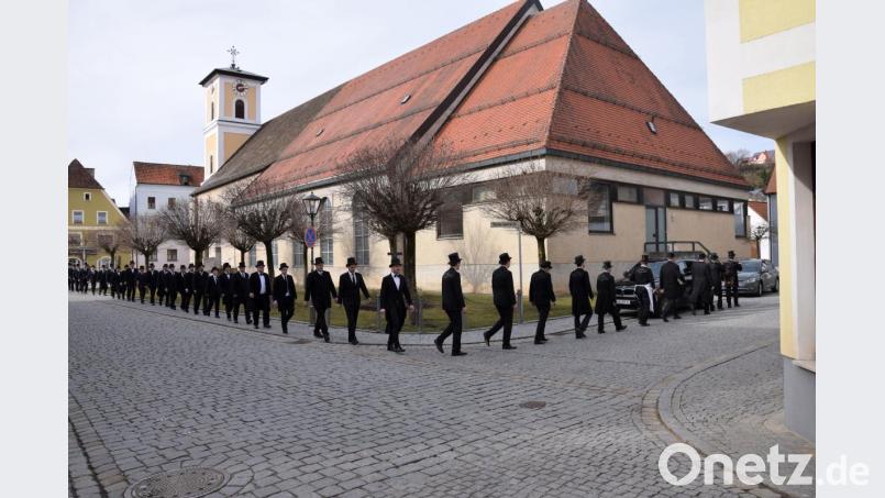 Strenge Regeln gelten beim Fischzug in Schmidmühlen. 65 Männer mit Frack und Zylinder waren diesmal von Anfgang an dabei. Bild: bö