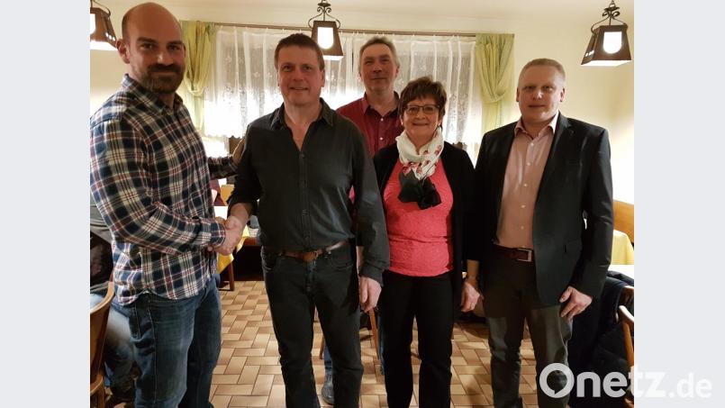 Mit Handschlag besiegeln der neue Jagdpächter Maximilian Wien und Jagdvorsteher Gerhard Weiß (von links) die Neuverpachtung des Heinersreuther Reviers. Auch stellvertretender Jagdvorsteher Werner Freiberger, Kassierein Monika Besold und Bürgermeister Jürgen Kürzinger heißen Wien willkommen. Bild: hzi